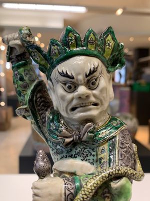 A fine Chinese verte biscuit sculpture of a Heavenly King on horseback, 19th C. — photo 6