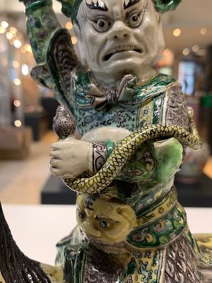 A fine Chinese verte biscuit sculpture of a Heavenly King on horseback, 19th C. — photo 7