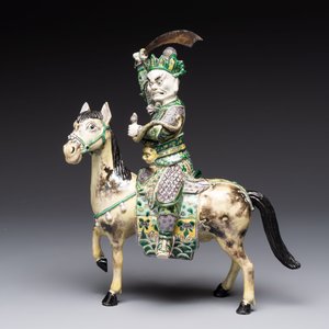 A fine Chinese verte biscuit sculpture of a Heavenly King on horseback, 19th C. — photo 2
