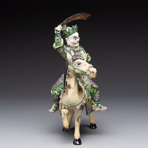 A fine Chinese verte biscuit sculpture of a Heavenly King on horseback, 19th C. — photo 3
