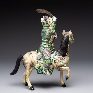 A fine Chinese verte biscuit sculpture of a Heavenly King on horseback, 19th C. — photo 4