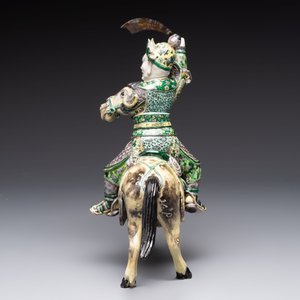 A fine Chinese verte biscuit sculpture of a Heavenly King on horseback, 19th C. — photo 5