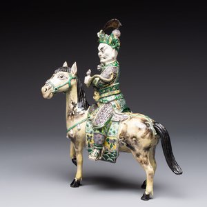 A fine Chinese verte biscuit sculpture of a Heavenly King on horseback, 19th C. — photo 6