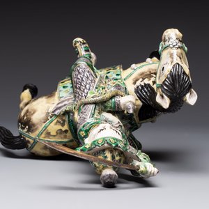 A fine Chinese verte biscuit sculpture of a Heavenly King on horseback, 19th C. — photo 7
