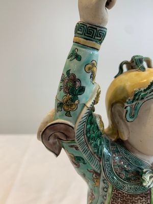 A fine Chinese verte biscuit sculpture of a warrior, 19th C. — photo 12