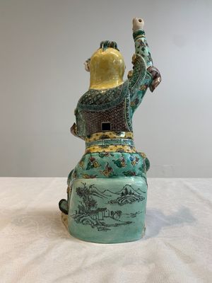 A fine Chinese verte biscuit sculpture of a warrior, 19th C. — photo 4