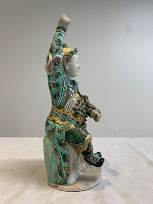 A fine Chinese verte biscuit sculpture of a warrior, 19th C. — photo 5
