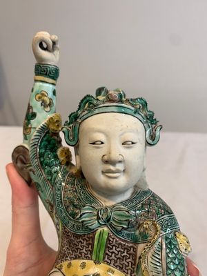 A fine Chinese verte biscuit sculpture of a warrior, 19th C. — photo 6