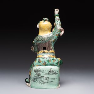 A fine Chinese verte biscuit sculpture of a warrior, 19th C. — photo 3