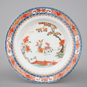 A fine Chinese verte-imari plate with a deer in a garden, Kangxi/Yongzheng, early 18th C. — photo 1