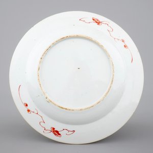 A fine Chinese verte-imari plate with a deer in a garden, Kangxi/Yongzheng, early 18th C. — photo 2
