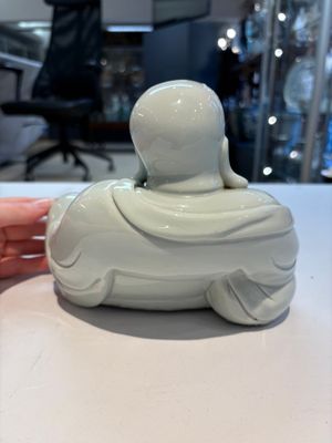 A fine Chinese white-glazed Milefo Buddha, 19th C. — photo 3