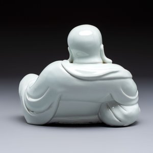 A fine Chinese white-glazed Milefo Buddha, 19th C. — photo 3