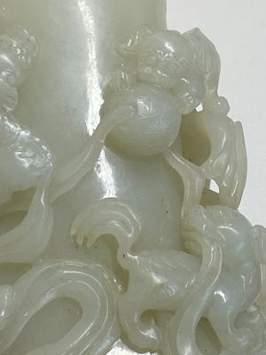 A fine Chinese white jade 'buddhist lions' vase and cover, Qing — photo 14