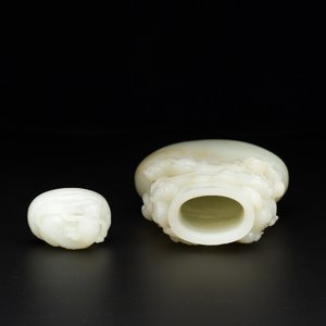 A fine Chinese white jade 'buddhist lions' vase and cover, Qing — photo 5