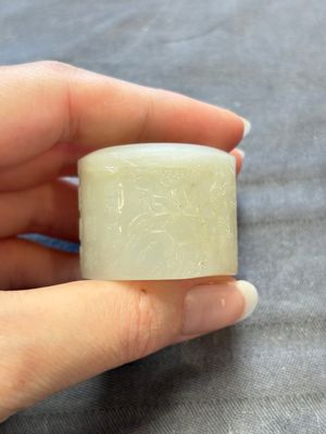 A fine Chinese white jade inscribed archer ring, Zigang 子岡 mark, 18th C. — 照片 1