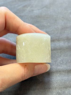 A fine Chinese white jade inscribed archer ring, Zigang 子岡 mark, 18th C. — 照片 2