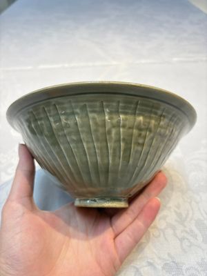 A fine Chinese Yaozhou 'Chrysanthemum' bowl, Northern Song — photo 2