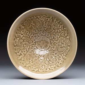 A fine Chinese Yaozhou 'Chrysanthemum' bowl, Northern Song — photo 1