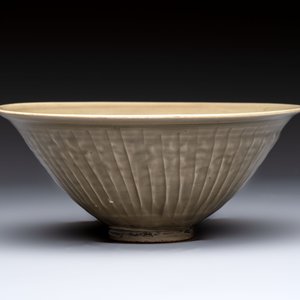 A fine Chinese Yaozhou 'Chrysanthemum' bowl, Northern Song — photo 2