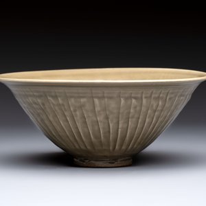 A fine Chinese Yaozhou 'Chrysanthemum' bowl, Northern Song — photo 3