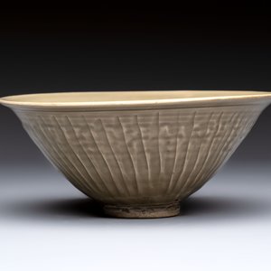 A fine Chinese Yaozhou 'Chrysanthemum' bowl, Northern Song — photo 4