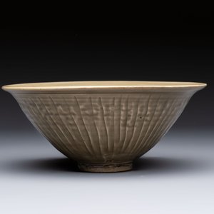 A fine Chinese Yaozhou 'Chrysanthemum' bowl, Northern Song — photo 5