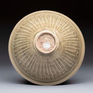 A fine Chinese Yaozhou 'Chrysanthemum' bowl, Northern Song — photo 6