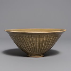 A fine Chinese Yaozhou 'chrysanthemum' bowl, Song — photo 2