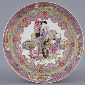 A fine Chinese Yongzheng style ruby back plate with a lady with boys, 19/20th C. — photo 1
