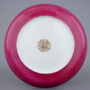 A fine Chinese Yongzheng style ruby back plate with a lady with boys, 19/20th C. — photo 2