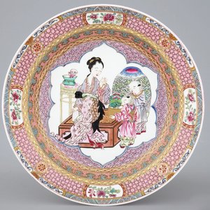 A fine Chinese Yongzheng style ruby back plate with a lady with boys, 19/20th C. — 照片 1