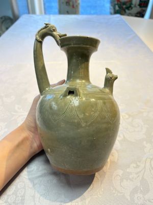 A fine Chinese Yueyao green-glazed chicken-head ewer with dragon-form handle, Southern Dynasties — foto 1