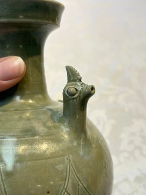 A fine Chinese Yueyao green-glazed chicken-head ewer with dragon-form handle, Southern Dynasties — foto 11