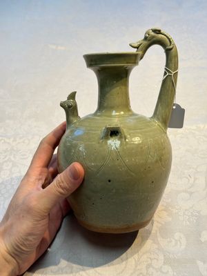 A fine Chinese Yueyao green-glazed chicken-head ewer with dragon-form handle, Southern Dynasties — foto 12