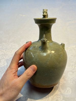A fine Chinese Yueyao green-glazed chicken-head ewer with dragon-form handle, Southern Dynasties — foto 13