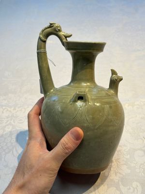 A fine Chinese Yueyao green-glazed chicken-head ewer with dragon-form handle, Southern Dynasties — foto 14