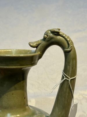 A fine Chinese Yueyao green-glazed chicken-head ewer with dragon-form handle, Southern Dynasties — foto 17