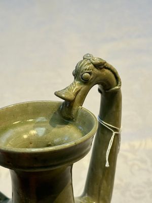 A fine Chinese Yueyao green-glazed chicken-head ewer with dragon-form handle, Southern Dynasties — foto 18