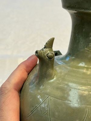 A fine Chinese Yueyao green-glazed chicken-head ewer with dragon-form handle, Southern Dynasties — foto 19