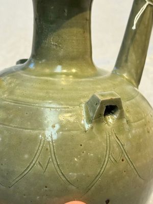 A fine Chinese Yueyao green-glazed chicken-head ewer with dragon-form handle, Southern Dynasties — foto 20