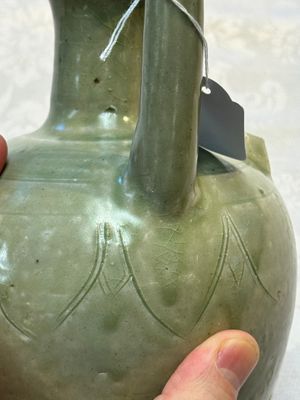A fine Chinese Yueyao green-glazed chicken-head ewer with dragon-form handle, Southern Dynasties — foto 27