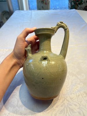 A fine Chinese Yueyao green-glazed chicken-head ewer with dragon-form handle, Southern Dynasties — foto 3