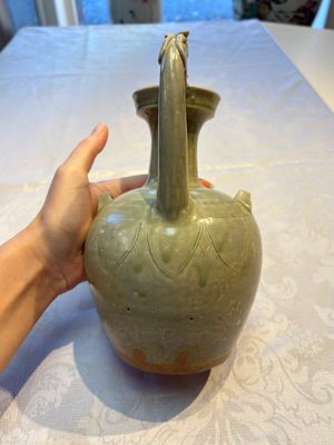 A fine Chinese Yueyao green-glazed chicken-head ewer with dragon-form handle, Southern Dynasties — foto 4