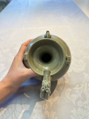 A fine Chinese Yueyao green-glazed chicken-head ewer with dragon-form handle, Southern Dynasties — foto 5