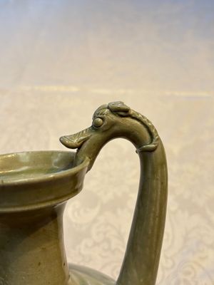 A fine Chinese Yueyao green-glazed chicken-head ewer with dragon-form handle, Southern Dynasties — foto 9