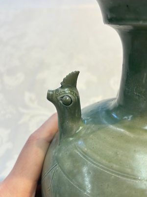 A fine Chinese Yueyao green-glazed chicken-head ewer with dragon-form handle, Southern Dynasties — foto 10