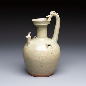 A fine Chinese Yueyao green-glazed chicken-head ewer with dragon-form handle, Southern Dynasties — foto 1