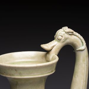A fine Chinese Yueyao green-glazed chicken-head ewer with dragon-form handle, Southern Dynasties — foto 2