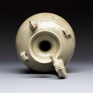 A fine Chinese Yueyao green-glazed chicken-head ewer with dragon-form handle, Southern Dynasties — foto 8